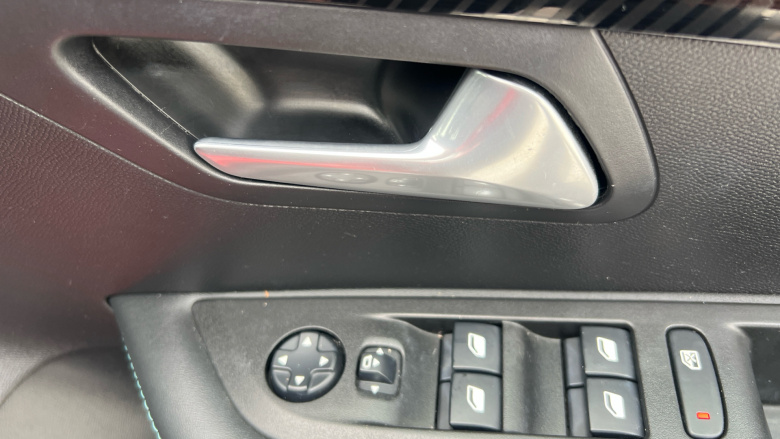 Peugeot 208 1.2 PureTech 100 Allure 5dr Petrol Hatchback